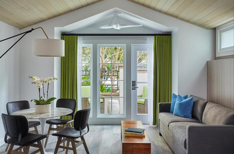 Premier_Bungalow_living_room_492283_med