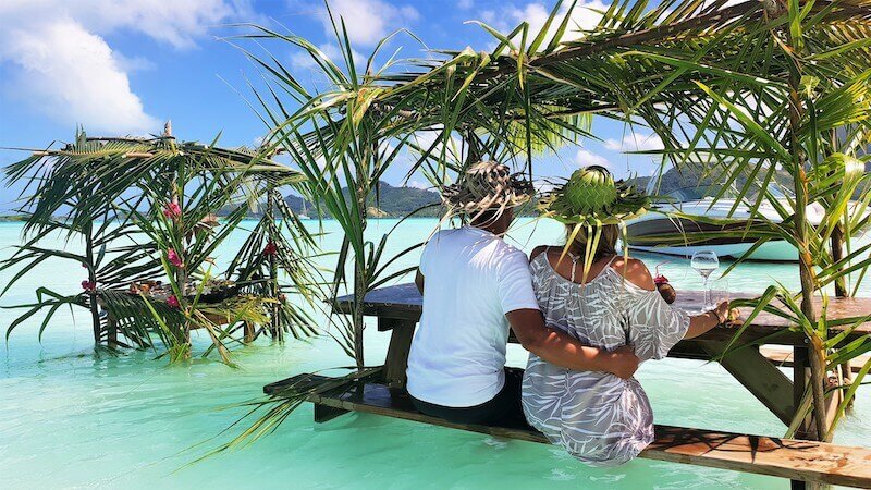 Table and buffet Water Lunch - Credit Pure Snorkeling by Reef Discovery